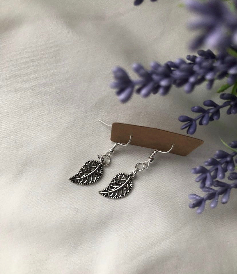 Patterned leaf earrings