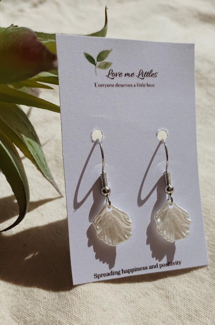 Mini pearl shell earrings
