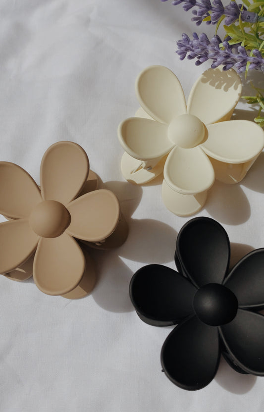 Neutral flower claw clip
