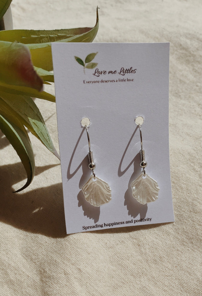 Mini pearl shell earrings