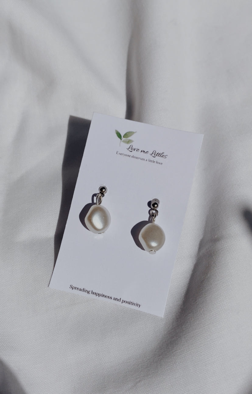 Ada pearl stud